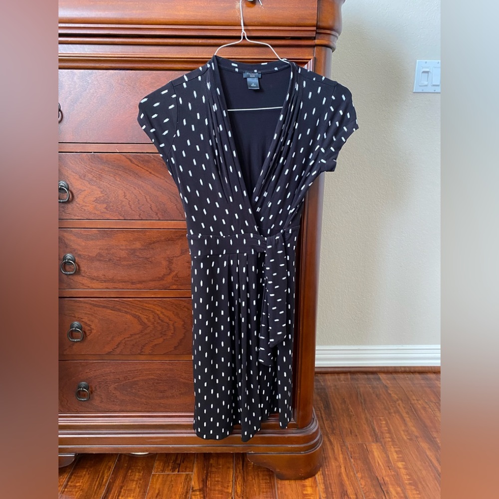 Cute Ann Taylor black and white print, V-neck, rayon/spandex, wrap dress…